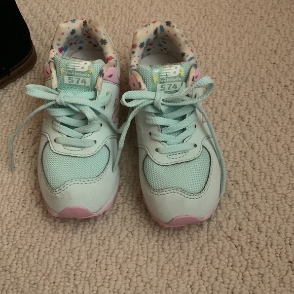 Two pairs of size 10 toddler shoes - Picture 2 of 5